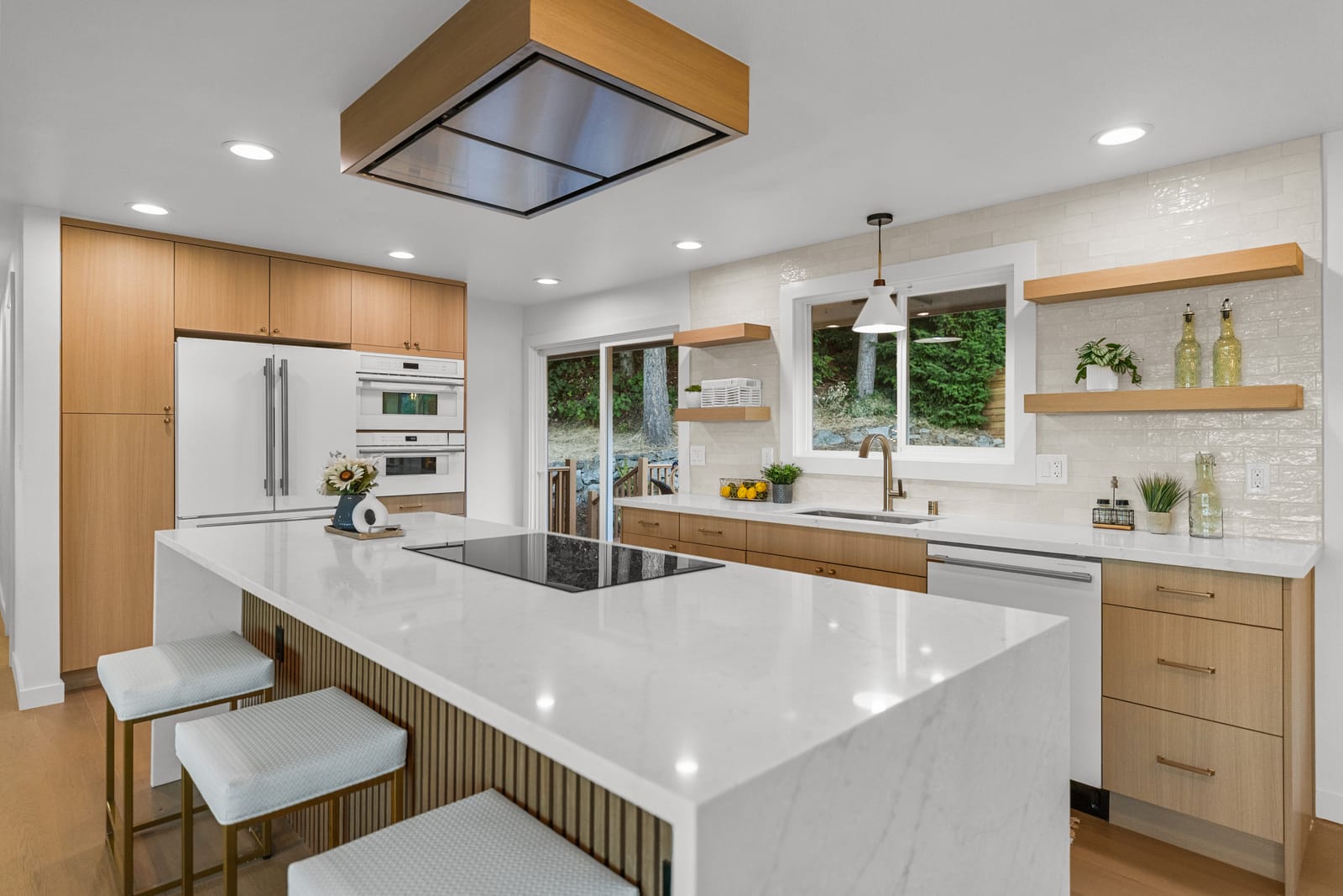 White oak kitchen with quartz island, Burien