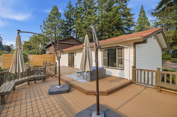 Wraparound deck