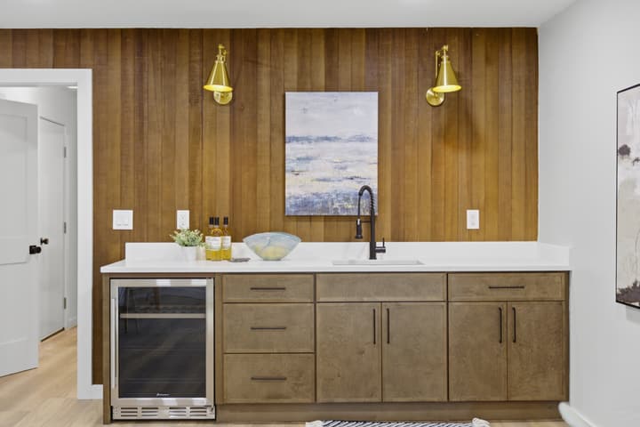 Built-in wet bar with wood cabinetry