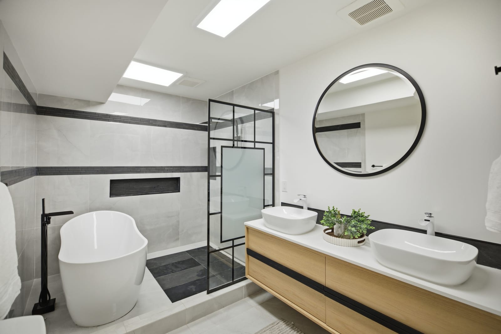 Freestanding tub with black fixtures, Bellevue